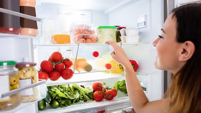 શહેરના વ્યસ્ત જીવનમાં ઘણી વખત ભૂખ લાગે ત્યારે તાજો ખોરાક તૈયાર કરવો શક્ય નથી. જોકે હવે ગરમી પણ આવી ગઈ છે. ત્યારે ખોરાક જલદી બગડી ના જાય તે માટે લોકો ખોરાક બનાવી તેને ફ્રીજમાં મુકી દેતા હોય છે કે તે લાંબા સમય સુધી સારો રહે અને બગડે નહી. લોકો સમય બચાવવા માટે ઘણી વખત ખોરાક રાંધીને તેને રેફ્રિજરેટરમાં સંગ્રહિત કરે છે. રેફ્રિજરેટરમાં બચેલા ખોરાકનો સંગ્રહ કરવાનો હેતુ કાં તો ખોરાકનો બગાડ અટકાવવાનો અથવા સમય બચાવવાનો છે. ત્યારે ફ્રિજમાં રાખેલો ખોરાક બગડતા બચાવી શકાય છે, પરંતુ તે ફ્રીઝમાં રાખેલો ખોરાક તમારા સ્વાસ્થ્ય માટે કેટલો યોગ્ય છે તે જાણો છો તમે?