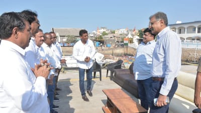 વિશાળ સમુદ્ર કિારો ધરાવતા ગીરસમોનાથ જિલ્લામાં વસેલા સાગરખેડૂઓ વર્ષમાં મોટાભાગે તેમના આર્થિક ઉપાર્જનની પ્રવૃતિ એવી માછીમારી માટે અરબી સમુદ્રમાં જ રહેતા હોય છે. આ સાગર ખેડુઓ પણ લોકશાહીના મહાપર્વમાં સહભાગી બને અને મતદાન કરે તે માટે સમગ્ર જિલ્લા ચૂંટણી તંત્ર દ્નારા બોટ થી વોટના મંત્ર સાથે મતદાન જાગૃતિનો સંદેશ આપ્યો હતો. 