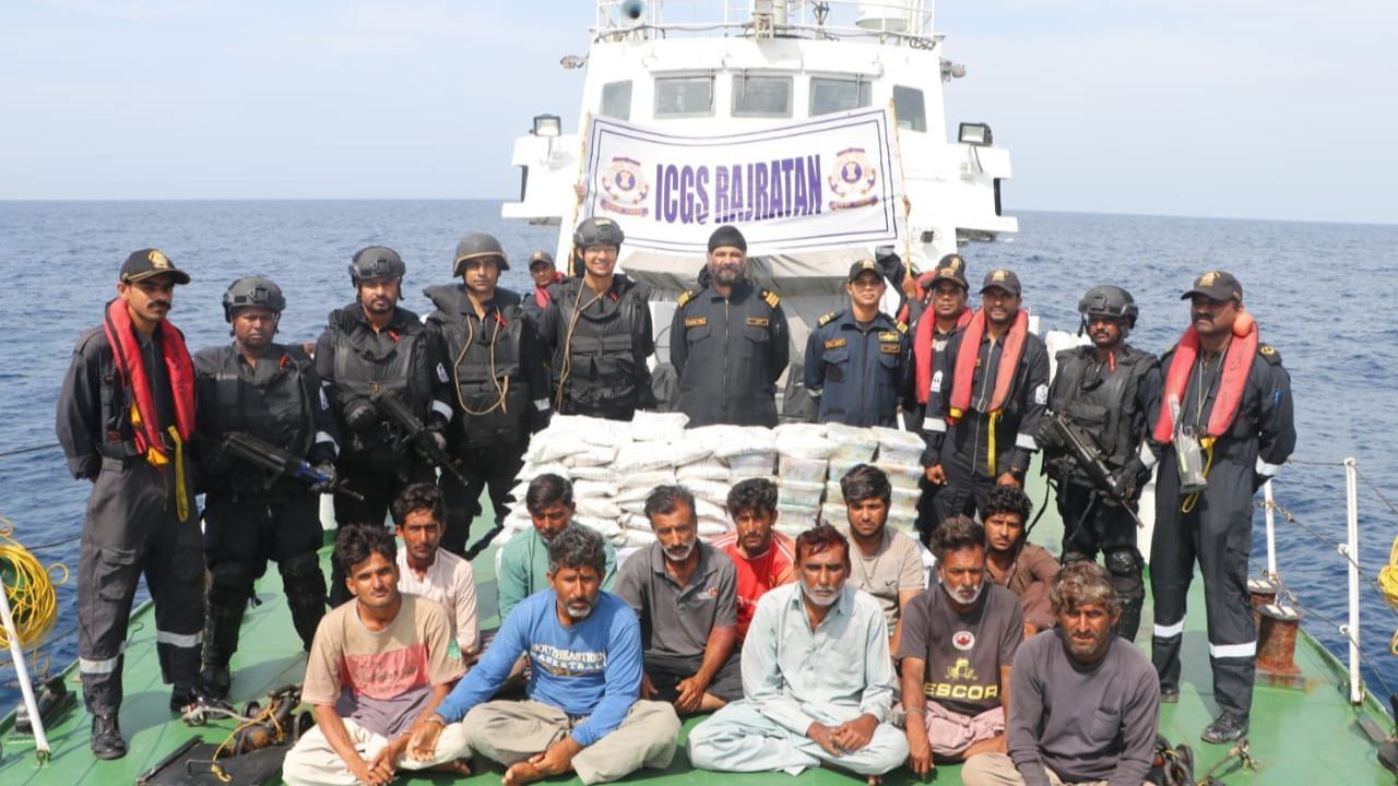 Gujarat coast ATS and NCB operation Drugs recovered 14 Pakistani arrested (1)