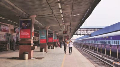 Special Trains : ઉનાળો શરૂ થઈ ગયો છે અને તહેવારને ધ્યાનમાં રાખીને ટ્રેનોમાં મુસાફરોની ભીડ જોવા મળી રહી છે. જો કે, રેલવેએ આ માટેની તૈયારીઓ પણ પૂર્ણ કરી લીધી છે. પશ્ચિમ રેલવેએ જણાવ્યું હતું કે મુસાફરોની સુવિધા માટે અને ટ્રેનોમાં લોકોની વધારાની ભીડ ઘટાડવા માટે વિશેષ ટ્રેનો ચલાવવામાં આવી રહી છે. વેસ્ટર્ન રેલ્વે ટ્રેન નંબર 09057/09058 ઉધના-મેંગલુરુ સ્પેશિયલ ટ્રેનની ટ્રિપ્સને વિશેષ ભાડા પર જૂન સુધી લંબાવી રહી છે.
