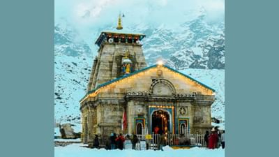 ભગવાન શિવના 12 જ્યોતિર્લિંગોમાંના એક કેદારનાથ ધામના દરવાજા 10 મે, 2024થી ભક્તો માટે ખોલવામાં આવશે. કેદારનાથ ઉત્તરાખંડના રૂદ્રપ્રયાગ જિલ્લામાં ભગવાન શિવનું પવિત્ર સ્થાન છે, જ્યાં દર વર્ષે લાખો લોકો દર્શન માટે આવે છે. જો તમે કેદારનાથ ધામની મુલાકાત લેવા જઈ રહ્યા છો, તો તેની નજીકના પવિત્ર સ્થળોની મુલાકાત લેવાનું ભૂલશો નહીં.
