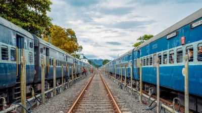 28 એપ્રિલ, 5 અને 19 મેના રોજ ગાંધીધામથી ચાલતી ટ્રેન નં 20804 ગાધીધામ - વિશાખાપટ્ટનમ એક્સપ્રેસ ટ્રેન તેના નિર્ધારિત માર્ગ વર્ધા બડનેરા, બલ્લારશાહ, વિજયવાડા, વિશાખાપટ્ટનમના સ્થાને તેના ડાયર્વટ કરાયેલા માર્ગ વાયા વર્ધા, નાગપુર, રાયપુર, ટિટિલાગઢ, રાયગઢ, વિજયનગરમ, વિશાખાપટ્ટનમના માર્ગ પર દોડશે.
આ ટ્રેન ચંદ્રપુર, બલ્હારશાહ, સિરપુર કાગઝનગર, રામગુંડમ, વારંગલ, ખમ્મમ, વિજયવાડા, એલુરુ, રાજમડ્રી, સામલકોટ, દુવ્વાડા સ્ટેશનો પર નહીં જાય.