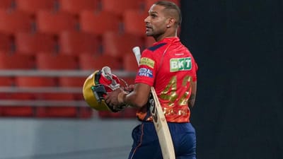 IPL 2024માં પંજાબ સુપર કિંગ્સ અને રોયલ ચેલેન્જર્સ બેંગલુરુ વચ્ચેના મુકાબલા પહેલા પંજાબના ફેન્સને મોટો ઝટકો લાગ્યો હતો. મેચ પહેલા ટોસ માટે રાજસ્થાનના કેપ્ટન સંજુ સેમસન સાથે પંજાબના કેપ્ટન શિખર ધવનના સ્થાને સેમ કરન મેદાનમાં આવ્યો હતો. ત્યારે ફેન્સને જાણ થઈ કે શિખર ધવન ઈજાના કારણે આજની મેચમાં રમી રહ્યો નથી. 