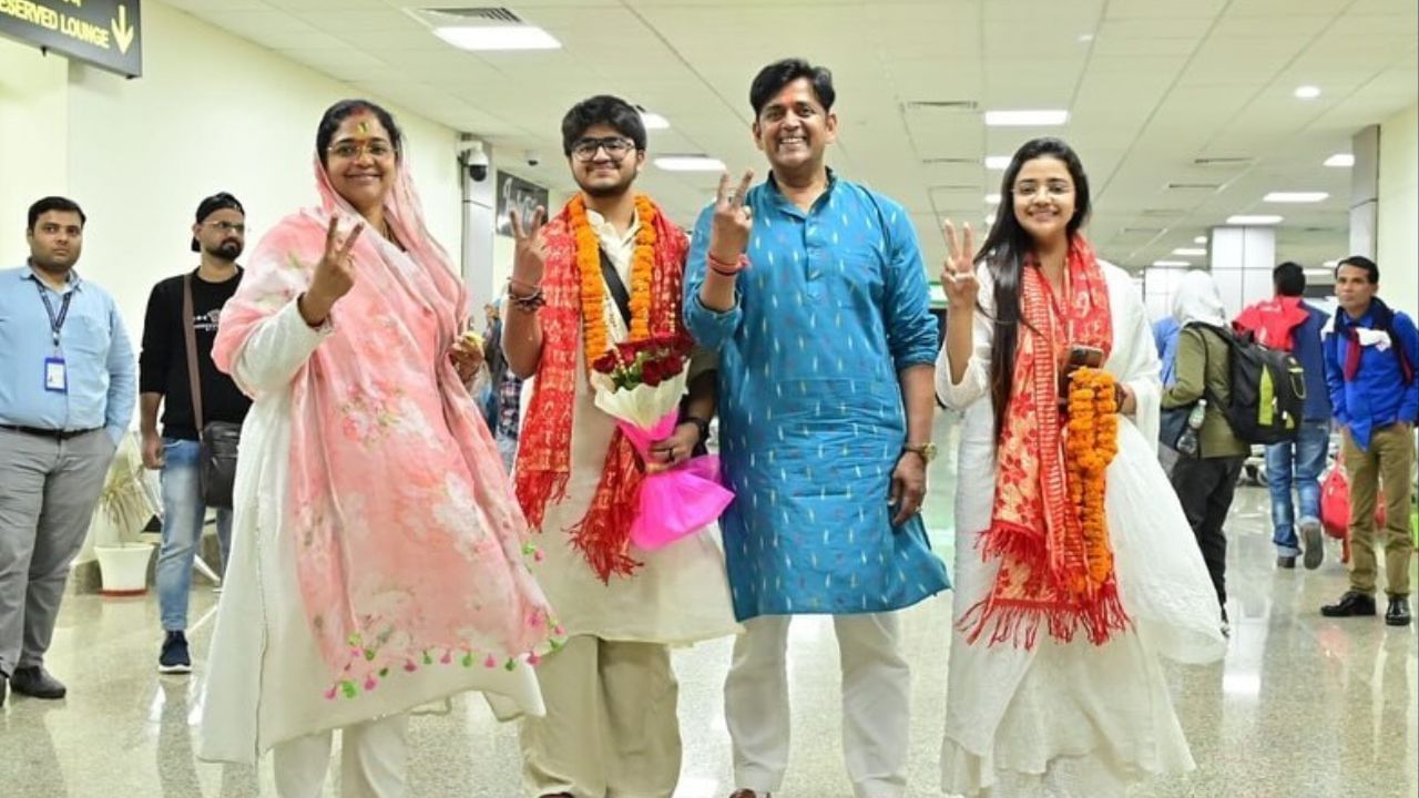 Ravi Kishan family (11)