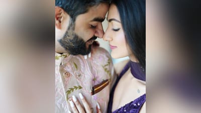 પ્રિયંકા ચોપરાના ભાઈ સિદ્ધાર્થ ચોપરા વિશે સમાચાર આવી રહ્યા છે કે તે જલ્દી લગ્ન કરવા જઈ રહ્યો છે. હવે તેમને પણ અટકાવી દેવામાં આવ્યા છે. સિદ્ધાર્થે ઈન્સ્ટાગ્રામ પર તેની ભાવિ પત્ની સાથેના ફોટા શેર કરીને રોકા સેરેમનીની જાહેરાત કરી છે. સિદ્ધાર્થે ગર્લફ્રેન્ડ અને એક્ટ્રેસ નીલમ ઉપાધ્યાય સાથે રોકા સેરેમની કરી છે. ઘણા વર્ષોથી તેમના લિંક-અપના રિપોર્ટ સામે આવી રહ્યા છે પરંતુ તેઓ હંમેશા તેને નકારી રહ્યા છે. હવે નીલમ પ્રિયંકા ચોપરાની ભાભી બનવા જઈ રહી છે. (Image: Instagram)