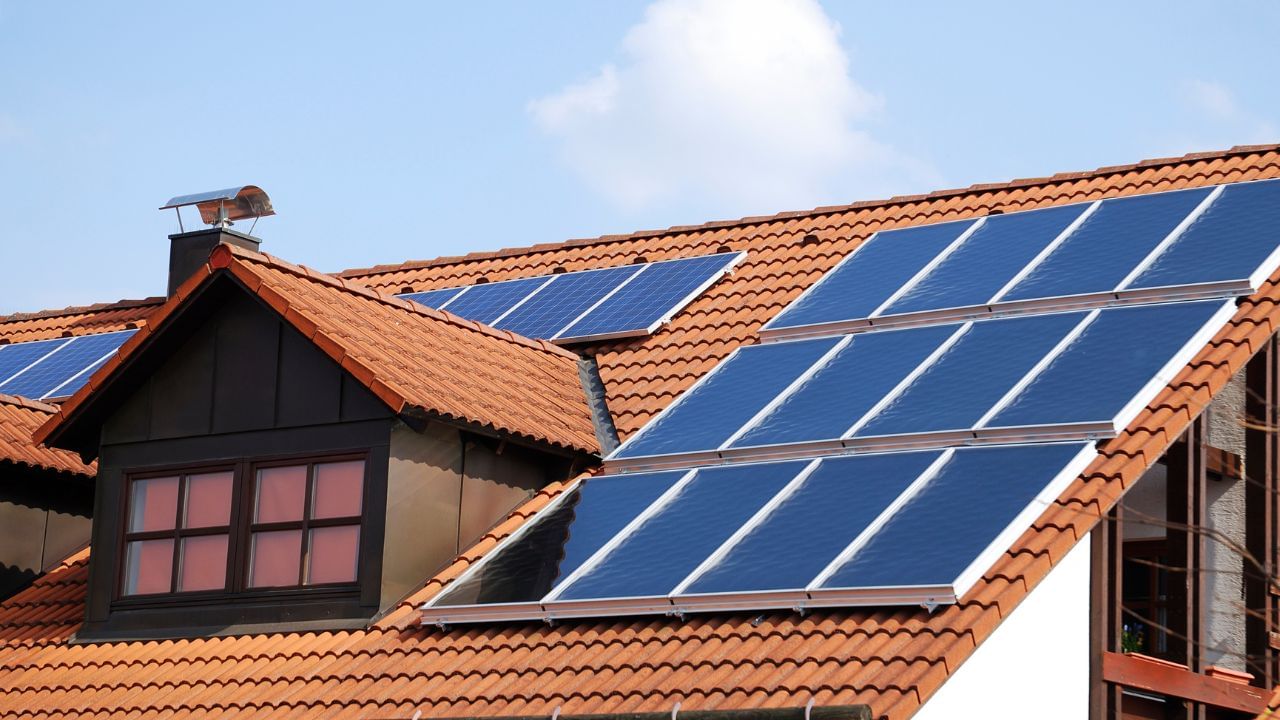 તાજેતરમાં, સરકારે સૌર ઊર્જાને પ્રોત્સાહન આપવાના હેતુથી મોટી સબસિડીની જાહેરાત કરી છે. આ ક્રમમાં ટાટા કંપનીની 3 કિલોવોટ સોલાર સિસ્ટમ પર સરકારી સબસિડી પણ મળી શકે છે. આ સબસિડી હેઠળ તમે તમારા ઘરમાં સોલાર પેનલ લગાવવાનો ખર્ચ ઘટાડી શકો છો અને વીજળીના ખર્ચમાં મોટી બચત કરી શકો છો.