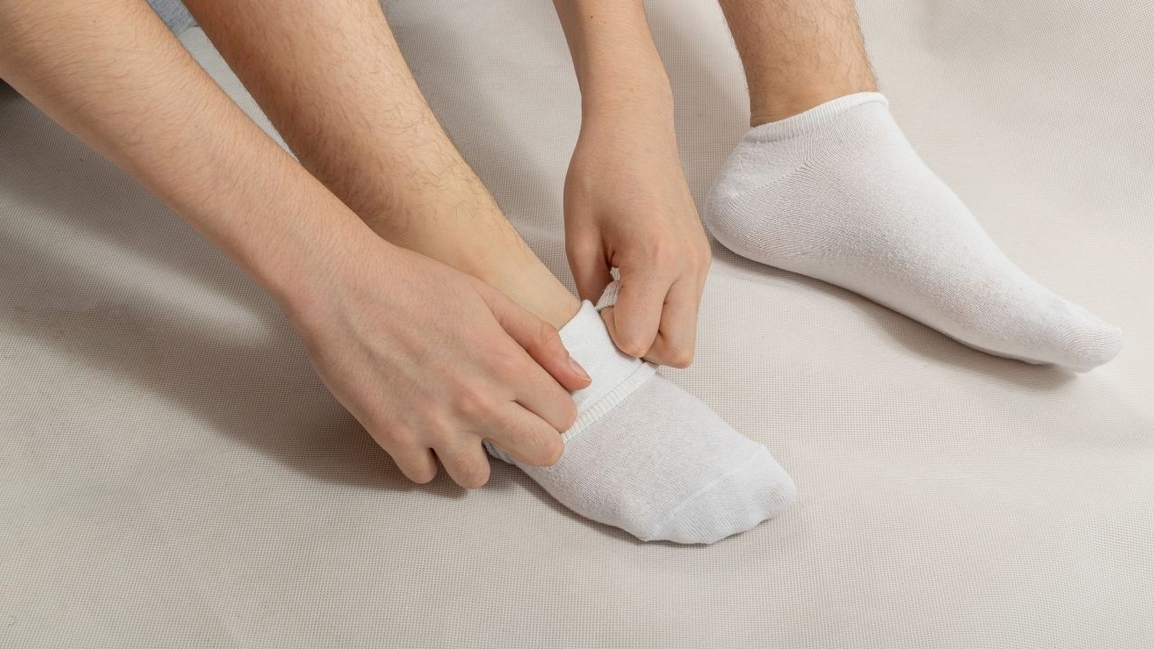 Summer health wearing socks long time harmful side effects in gujarati (4)