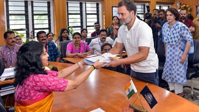 આ દિવસોમાં લોકસભા ચૂંટણીના બીજા તબક્કા માટે નામાંકન પ્રક્રિયા ચાલી રહી છે. આ તબક્કામાં 26 એપ્રિલે 13 રાજ્યો અને કેન્દ્રશાસિત પ્રદેશોની 89 બેઠકો પર મતદાન થશે. આ દરમિયાન અનેક મોટા ચહેરાઓએ ઉમેદવારી નોંધાવી છે. કોંગ્રેસ નેતા રાહુલ ગાંધીએ બુધવારે કેરળ વાયનાડ લોકસભા સીટ પરથી ઉમેદવારી નોંધાવી છે.ત્યારે તેને લઈને તેમનું એફિડેવિટ સામે આવ્યું છે. 