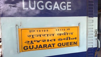 ગુજરાત ક્વીન ટ્રેન નંબર 19033-19034 વલસાડ-અમદાવાદ-વલસાડ ચાલે છે. તે અઠવાડિયામાં દરેક વારે ચાલે છે.