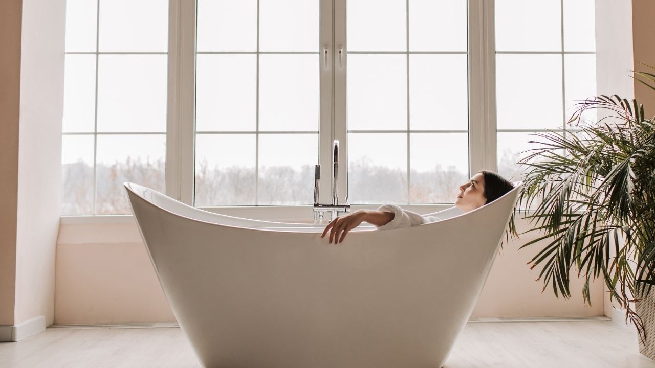 bath with cold water benefits sleep depression (4)