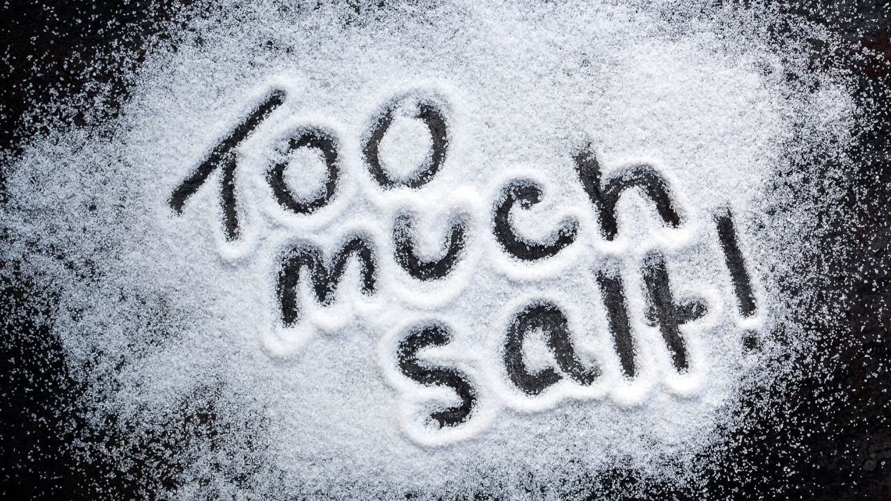 રોજિંદા ખોરાકમાં મીઠાનો ઉપયોગ ઓછી માત્રામાં કરવો જોઈએ. પરંતુ, જો મીઠાનું વધુ સેવન કરવામાં આવે તો તે કિડનીને નુકસાન પહોંચાડે છે. મીઠું અને અન્ય પ્રિઝર્વેટિવ્સનો ઉપયોગ ઘણીવાર પેકેજ્ડ ચિપ્સ, ફાસ્ટ ફૂડ, જંક ફૂડ અને ચાટ-પકોડામાં સ્વાદ વધારવા માટે થાય છે. આ વધારાનું સોડિયમ તમારા શરીર સુધી પહોંચી શકે છે અને કિડનીને નુકસાન પહોંચાડી શકે છે.