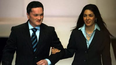 રેમન્ડ કંપનીના વડા ગૌતમ સિંઘાનિયાએ ગયા વર્ષે દિવાળીની આસપાસ જાહેરાત કરી હતી કે તેઓ તેમની પત્ની નવાઝ મોદીને 32 વર્ષ પછી તેમના જીવનમાંથી ફેંકી રહ્યા છે, એટલે કે બંને છૂટાછેડા લઈ રહ્યા છે. પરંતુ આ બાબત ટૂંક સમયમાં એક મોટો વિવાદ બની ગયો, જેમ કે રેમન્ડ પરિવારમાં હંમેશા બનતું આવ્યું છે.