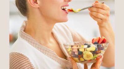 ફળો આપણા સ્વાસ્થ્ય માટે ખૂબ જ ફાયદાકારક માનવામાં આવે છે. ફળોમાં ઘણા મહત્વપૂર્ણ પોષક તત્વો મળી આવે છે જે આપણા શરીર માટે ખૂબ જ મહત્વપૂર્ણ છે. નિયમિત રીતે ફળ ખાવાથી સ્વાસ્થ્ય પણ સુધરે છે. ઘણા લોકો ફળ ખાધા પછી પાણી પીવે છે. પરંતુ શું તમે જાણો છો કે કેટલાક ફળ ખાધા પછી તરત જ પાણી પીવું તમારા સ્વાસ્થ્ય માટે ખતરનાક સાબિત થઈ શકે છે. 