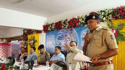 અમદાવાદ પોલીસે હેલ્મેટ સંસ્કાર પ્રોજેક્ટ અંતર્ગત એક ઉમદા પહેલ શરૂ કરી છે. હેલ્મેટ પ્રત્યે બાળકો થકી વાલીઓને જાગૃત કરવા માટેનું એક અભિયાન પોલીસે શરૂ કર્યુ છે. આ પ્રોજેક્ટ અંતર્ગત પોલીસે 7 હજાર બાળકોને હેલ્મેટનું વિતરણ કર્યુ હતુ વાલીઓમાં પણ હેલ્મેટ પ્રત્યે જાગૃતિ લાવવાનો પ્રયાસ કર્યો હતો.