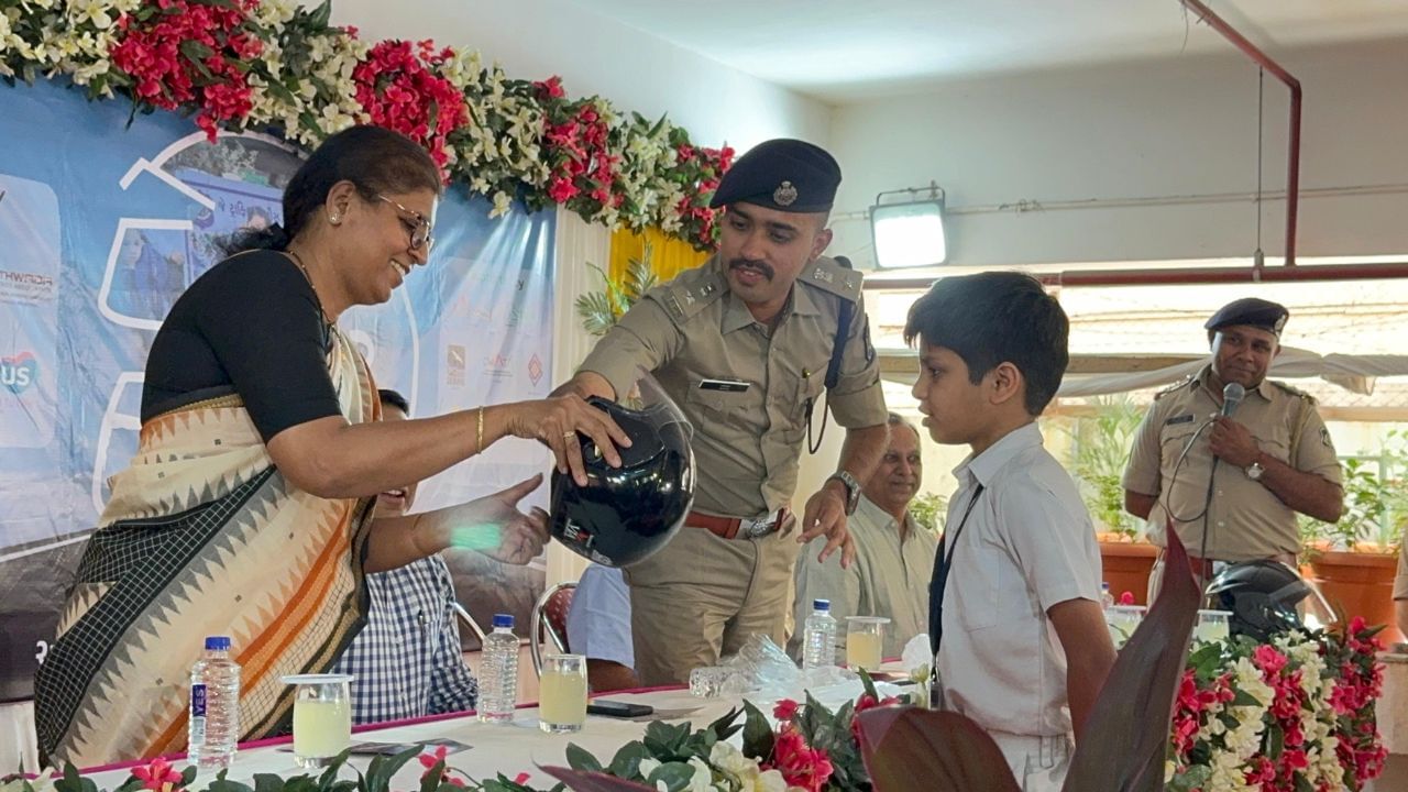 આવા કિસ્સાઓને ધ્યાનમાં લઈને પોલીસ દ્વારા હવે બાળકોની સલામતી માટે ખાસ હેલ્મેટ અવરનેસ કાર્યક્રમો કરવામાં આવી રહ્યા છે અને બાળકો થકી તેમના વાલીઓને પણ સમજાવવાનો પ્રયત્ન કરવામાં આવી રહ્યો છે. જેથી બાળકોની સલામતી માટે ટ્રાફિક પોલીસે અલગ અલગ જીઆઇડીસી અને કંપનીઓના સહયોગથી 7000 જેટલા હેલ્મેટ એકઠા કરી બાળકોને વિતરણ કરી એક અનોખો ઉદાહરણ પૂરું પાડ્યું છે.