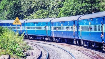 રાજકોટથી હૈદરાબાદ જતા લોકો માટે તેમજ બિઝનેસ પિપલ માટે આ ટ્રેન બેસ્ટ છે. ટ્રેન નંબર - 22717 સિકંદરાબાદ જતી આ ટ્રેન કુલ 27 સ્ટોપેજ લે છે.