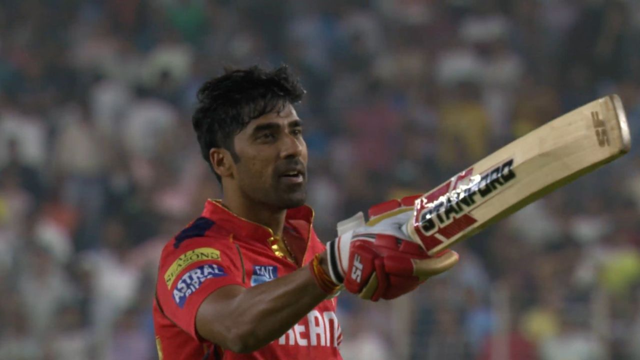 ગુજરાત ટાઇટન્સ (GT) સામે રોમાંચક જીત જીતવા માટે 200 રનનો પીછો કરતા PBKS થોડી મુશ્કેલીમાં હતી, પરંતુ શશાંક સિંહે માત્ર 23 બોલમાં અડધી સદી ફટકારીને પોતાની ટીમને યાદગાર જીત તરફ દોરી ગઈ.