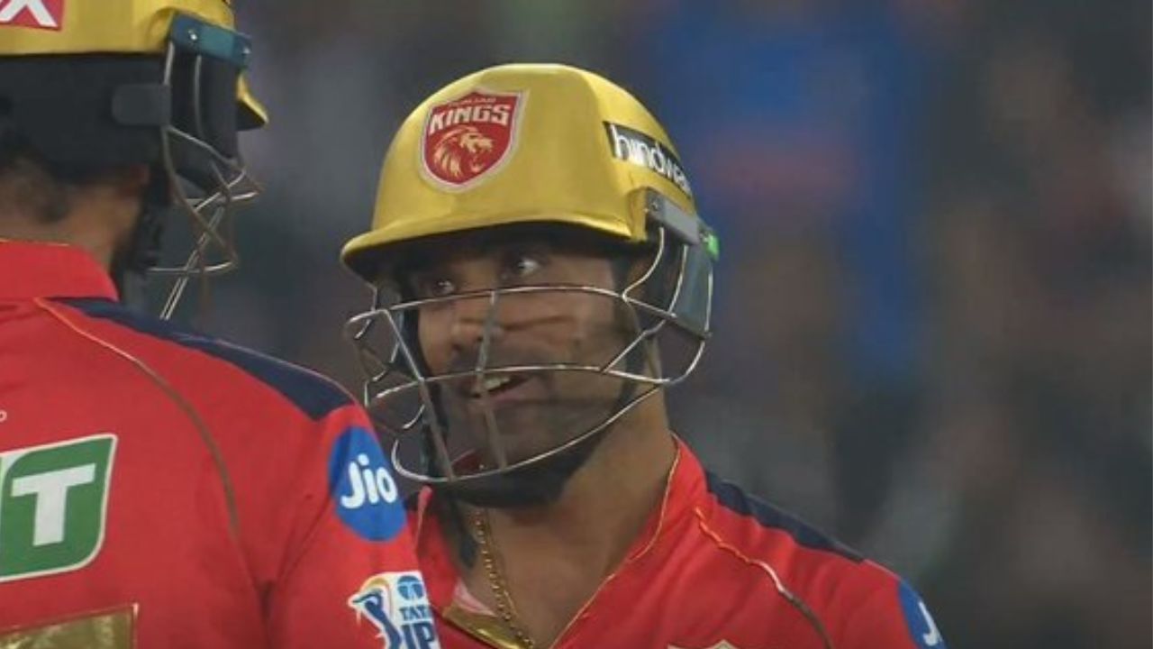 IPL ની હરાજી 2024 માં જ્યારે પંજાબ કિંગ્સે શશાંક સિંહ માટે બોલી લગાવી ત્યારે કન્ફ્યુઝન જોવા મળ્યું, પરંતુ હથોડી નીચે ગયા પછી, તેઓએ આશ્ચર્યજનક રીતે ખેલાડીને પોટમાં પરત કરવાનું કહ્યું. 20 લાખની મૂળ કિંમત માટે સિંઘના નામની જાહેરાત કરવામાં આવી અને PBKS ટીમે તેની ચર્ચા કર્યા પછી આ બધું થયું.