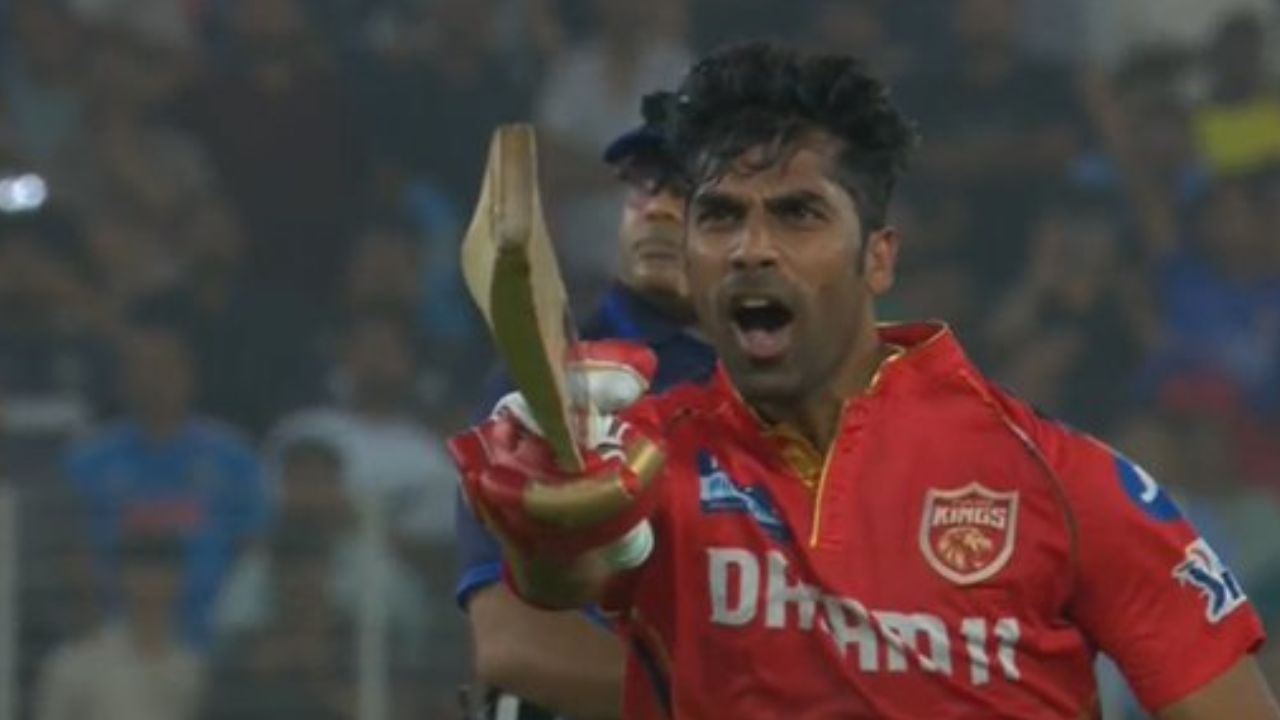 પંજાબે તેની ઇનિંગમાં બીજી ઓવરમાં જ કેપ્ટન શિખર ધવનની વિકેટ ગુમાવી દીધી હતી. ત્યાર બાદ પ્રભસિમરન સિંહ અને જોની બેરસ્ટોએ એક પછી એક કેટલાક રન બનાવ્યા હતા પરંતુ નૂર અહેમદે આ બંનેને આઉટ કરીને મુશ્કેલીમાં મૂક્યા હતા. થોડી જ વારમાં સ્કોર 70 રનમાં 4 વિકેટે થઈ ગયો. સિકંદર રઝા પણ વધારે કરી શક્યા નહોતા પરંતુ શશાંક સિંહે શરૂઆતથી જ બાઉન્ડ્રીનો વરસાદ કર્યો હતો. અંતે તેને ઈમ્પેક્ટ પ્લેયર આશુતોષ શર્માનો સારો સાથ મળ્યો, જેણે માત્ર 17 બોલમાં 31 રન બનાવ્યા. તે છેલ્લી ઓવરના પહેલા બોલ પર આઉટ થયો હતો, પરંતુ શશાંક ટીમને જીત અપાવીને જ પાછો ફર્યો હતો. તેણે માત્ર 29 બોલમાં 61 રન (6 ચોગ્ગા, 4 છગ્ગા) ફટકાર્યા હતા.