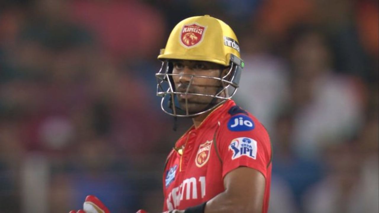 પંજાબ કિંગ્સને છેલ્લી સતત બે મેચમાં હારનો સામનો કરવો પડ્યો હતો અને આ બંને હાર ઘરથી દૂર થઈ હતી. તેણે આ હારના સિલસિલાને સમાપ્ત કર્યો અને તે પણ તેના ઘરની બહારના મેદાનમાં. જ્યારે ગુજરાતને તેના હોમ ગ્રાઉન્ડ પર 3 મેચમાં પ્રથમ હારનો સામનો કરવો પડ્યો હતો. પરંતુ આજે 3 વિકેટથી પંજાબની જીત થઈ છે. પંજાબને 200 રનનો ટાર્ગેટ ગુજારતએ આપ્યો હતો.