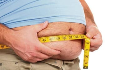 આ દિવસોમાં દેશ અને દુનિયામાં લોકો સૌથી વધુ સ્થૂળતાનો શિકાર બની રહ્યા છે. સ્થૂળતા માત્ર તમારું વજન જ નથી વધારતી પણ તમારા શરીરને અનેક ગંભીર બીમારીઓ માટે સંવેદનશીલ બનાવે છે. આવી સ્થિતિમાં, લોકો પોતાને ફિટ રાખવા માટે ઘણા ઉપાયો અજમાવતા હોય છે. તમારી ફિટનેસ જાળવવા માટે, યોગ અને કસરત સિવાય, તમારે તમારા આહાર પર પણ ધ્યાન આપવું જોઈએ. સ્થૂળતા ઘટાડવા માટે આ ફળો,શાકભાજી વધારે સામેલ કરવા જોઈએ જોકે આ શાકભાજીનો રસ કે જ્યુસ આહારમાં સામેલ કરી તમે ઝડપથી વજન ઘટાડી શકો છો. (ફોટો ક્રેડિટ-સોશિયલ મીડિયા)