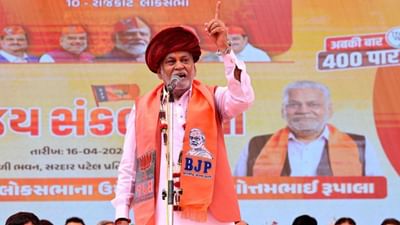 ગુજરાત રાજકોટ લોકસભા બેઠકના ભાજપ ઉમેદવા પરશોત્તમ રુપાલા એ આજે  પોતાની ઉમેદવારી નોંધાવી છે. જો કે ઉમેદવારી નોંધવતા પહેલા તેમણે રાજકોટમાં રોડ શો કરીને શક્તિ પ્રદર્શન કર્યુ હતુ. આ દરમિયાન તેમણે ક્ષત્રિય સમાજને સાથ અને સહકાર આપવા કહ્યું હતુ. જોકે ઉમેદવારી નોંધાવતા હવે પરશોત્તમ રુપાલાનું એફિડેવિટ સામે આવ્યું છે તેમાં તેમની સંપત્તિથી લઈને તમામ વિગતો સામે આવી છે. 