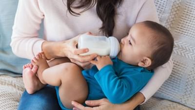 નવજાત અથવા શિશુ માટે માતાનું દૂધ શ્રેષ્ઠ છે. પરંતુ વ્યસ્ત જીવનશૈલી કે અન્ય કારણોસર માતા-પિતા બાળકને ફોર્મ્યુલા મિલ્ક એટલે કે પાઉડર મિલ્ક પીવડાવોનું શરૂ કરે છે. ભલે તે કામને સરળ બનાવે છે, પરંતુ શું તમે જાણો છો કે તેનાથી સ્વાસ્થ્યને ઘણા નુકસાન થાય છે. વાસ્તવમાં, ફોર્મ્યુલા મિલ્કને લઈને એક મોટું અપડેટ સામે આવ્યું છે. બાળકો માટે બનતા ફોર્મ્યુલા મિલ્કની તપાસ કરવામાં આવશે અને જે લોકો સરકાર દ્વારા જાહેર કરવામાં આવેલી માર્ગદર્શિકાનું પાલન નહીં કરે તેમની સામે પગલાં લેવામાં આવશે.