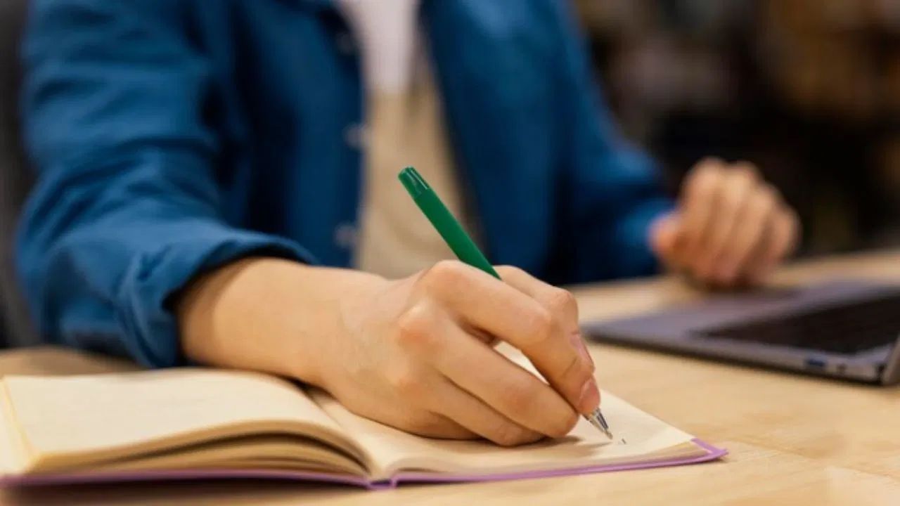 ફાર્મસીની પરીક્ષામાં 4 વિદ્યાર્થીઓએ ઉત્તરવહીમાં લખ્યુ ‘જય શ્રી રામ’, 56 ટકા સાથે થયા પાસ, શિક્ષકો પર થશે કાર્યવાહી