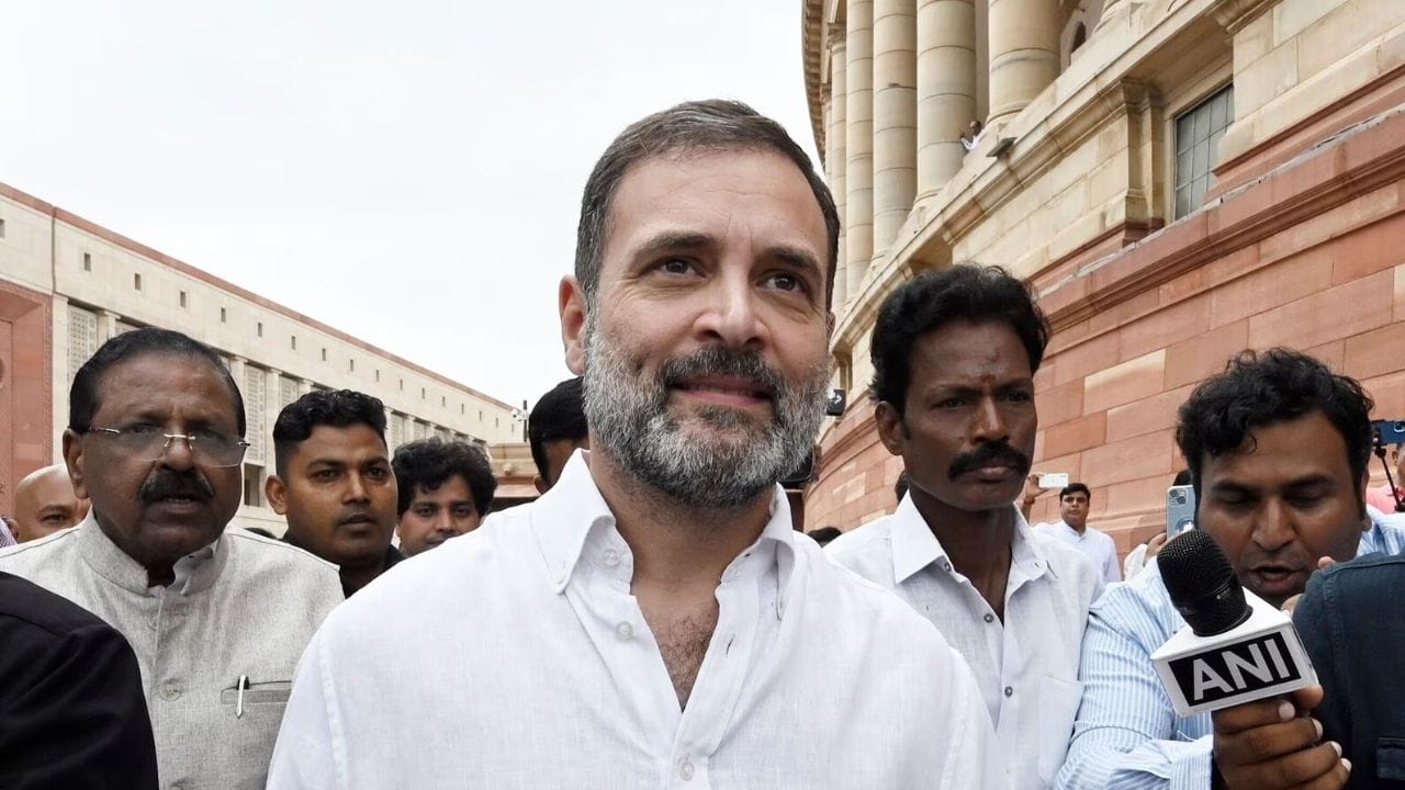 લોકસભા ચૂંટણી 2024ને ધ્યાનમાં રાખીને કોંગ્રેસના પૂર્વ અધ્યક્ષ અને સાંસદ રાહુલ ગાંધીએ બુધવારે (3 એપ્રિલ) કેરળની વાયનાડ બેઠક પરથી ઉમેદવારી નોંધાવી હતી. કોંગ્રેસ નેતાએ નામાંકન પહેલા બહેન પ્રિયંકા ગાંધી સાથે વાયનાડમાં રોડ શો પણ કર્યો હતો. 