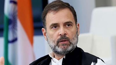 લોકસભા ચૂંટણી 2024 માટે નોમિનેશન ફાઇલ કરવામાં આવ્યું. રાહુલ ગાંધીએ તેમના નામાંકન દરમિયાન આપેલા ચૂંટણી એફિડેવિટ મુજબ હાલમાં તેમની પાસે 55,000 રૂપિયા રોકડા છે. નાણાકીય વર્ષ 2022-23 દરમિયાન રાહુલ ગાંધીની કુલ આવક 1,02,78,680 રૂપિયા હતી. જોકે આ બધા સાથે રાહુલ ગાંધીના માથે કેટલુ દેવું છે તે પણ સામે આવ્યું છે.