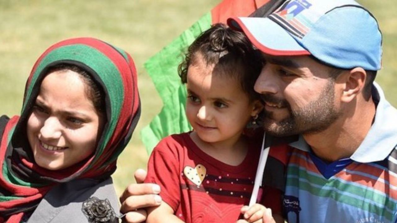 રાશિદ ખાને અફઘાનિસ્તાન તરફથી અત્યારસુધી  5 ટેસ્ટ મેચમાં 760 રન અને 34 વિકેટ લીધી છે. ઓડીઆઈમાં 103 મેચમાં 3748 રન બનાવ્યા છે અને 183 વિકેટ લીધી છે. રાશિદ ખાન આઈપીએલ સહિત કેરેબિયન પ્રીમિયર લીગ, બિગ બૈશ લીગ, તેમજ અફઘાનિસ્તાન પ્રીમિયર લીગ , પાકિસ્તાન સુપર લીગ જેવી લીગમાં ભાગ લે છે.