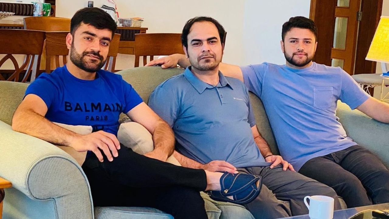 રાશિદ ખાનને છ ભાઈઓ અને ચાર બહેનો છે. એકવાર તે  પોતાના ભાઈઓ સાથે ઘરે ક્રિકેટ રમતાનો વીડિયો પોસ્ટ કરતો હોય છે. તેમજ ભત્રીજાઓ સાથેના ફોટો પણ સોશિયલ મીડિયા પર શેર કરે છે.