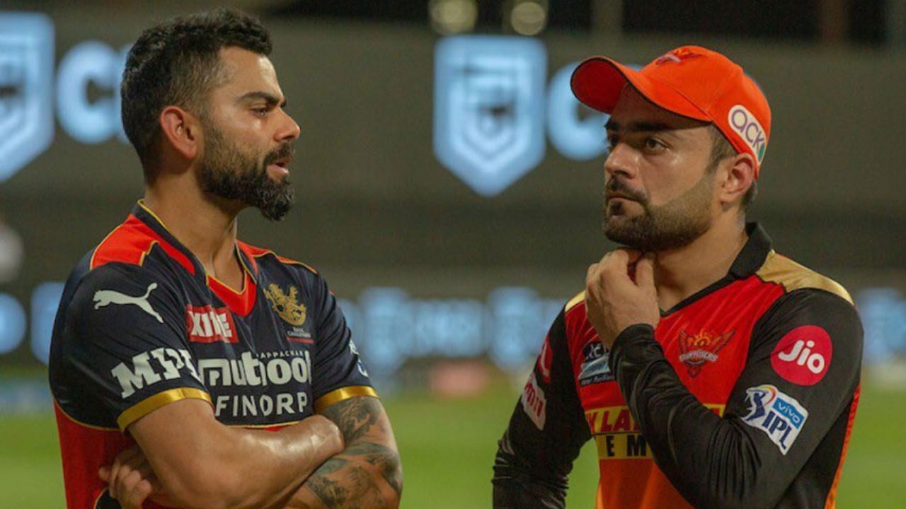 રાશિદ ખાને ખુબ સંધર્ષની સાથે પોતાના સફરની શરુઆત કરી હતી અને નાની ઉંમરમાં તેમણે અનેક મોટા રેકોર્ડ પોતાને નામ કર્યા છે. એક સમય એવો પણ આવ્યો કે, પોતાના પરિવાર સાથે મજબુરીમાં પાકિસ્તાન રહેવા ગયો હતો. પરંતુ તેમણે હાર માની નહિ અને પોતાના દેશમાં પરત ફરી કરિયરને આગળ વધાર્યું હતુ.