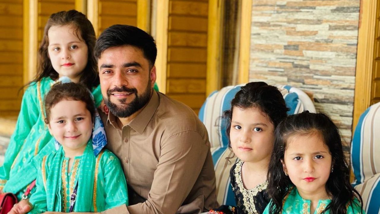 આઈપીએલ 2022ના ઓક્શન પહેલા ગુજરાત ટાઈટન્સે રાશિદ ખાનને 15 કરોડ રુપિયામાં ખરીદ્યો હતો. આ પહેલા તે સનરાઈઝર્સ હૈદરાબાદની ટીમનો ભાગ હતો. હવે ગુજરાત ટાઈટન્સને મેચ જીતાડવામાં રાશિદનો ખુબ મોટો ફાળો પણ રહે છે.