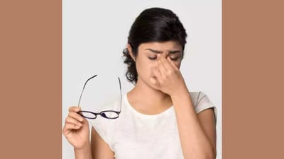 કેટલાક લોકો સ્ક્રીનનો ઉપયોગ કરતી વખતે ચશ્મા પહેરે છે. પરંતુ તેના સતત ઉપયોગથી લોકોના નાકની બંને બાજુ નિશાન થવા લાગે છે. કેટલીકવાર આ નિશાન ખૂબ ઊંડા થઈ જાય છે અને ઝડપથી દૂર થતા નથી. આવી સ્થિતિમાં જ્યારે ચશ્મા ઉતારવામાં આવે છે ત્યારે તે નિશાન અલગ તરી આવે છે. આને દુર કરવા માટે આજે અમે તમને કેટલીક ટિપ્સ જણાવીશું જે તમને તેનાથી છુટકારો મેળવવામાં મદદ કરી શકે છે.