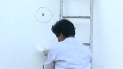 બાંદ્રામાં સલમાન ખાનના ઘરની બહાર ફાયરિંગ થયું છે. આ ચોંકાવનારી ઘટના રવિવારે સવારે 5 વાગ્યાની આસપાસ બની હતી. ફાયરિંગની તસવીરો પણ સામે આવી છે.