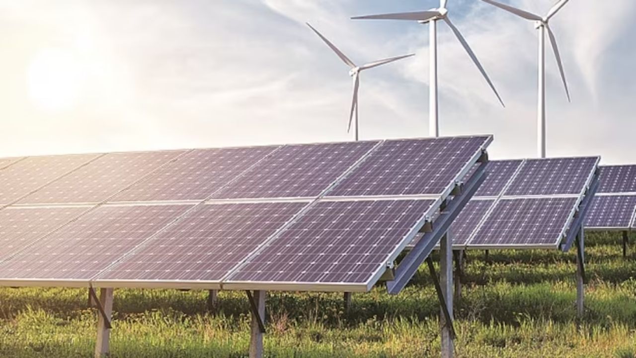 આ યોજના ગરીબ  પરિવારને સોલર સિસ્ટમ ઇન્સ્ટોલેશનના કુલ ખર્ચ પર રિબેટ મેળવવામાં મદદ કરશે, જેનાથી તેઓ તેમના ઘરે સસ્તામાં સોલાર સિસ્ટમ ઇન્સ્ટોલ કરી શકશે. આ યોજના દ્વારા, સરકારે માત્ર વીજળીના મફત પુરવઠાને પ્રોત્સાહન આપ્યું નથી પરંતુ સ્વચ્છ ઊર્જાના ઉપયોગને પણ પ્રોત્સાહન આપ્યું છે, જે પર્યાવરણ માટે એક મહત્વપૂર્ણ પગલું છે.ને મધ્યમ વર્ગના પરિવારો માટે વાસ્તવિક આધાર છે. આ હેઠળ, સરકાર 75,000 કરોડનું રોકાણ કરશે, જે 1 kW થી 10 kW ક્ષમતા સુધીની સોલાર સિસ્ટમ પર ગ્રાહકોને સબસિડી આપશે.