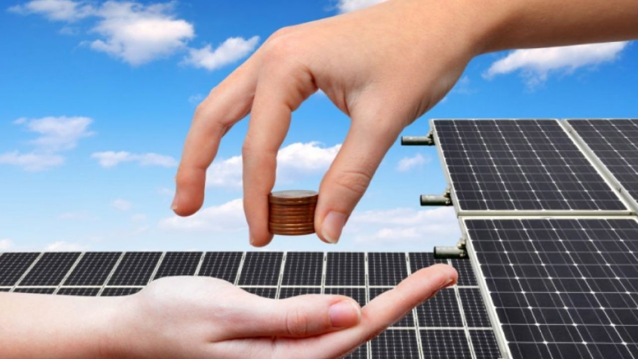 SBI તરફથી સૌથી સસ્તું સોલાર લોન આપવામાં આવે છે.  જો તમે PM સોલર હોમ સ્કીમનો લાભ મેળવવા માંગતા હોવ અને તમારી પાસે સોલર પેનલ લગાવવા માટે પૂરતા પૈસા નથી, તો તમે SBI પાસેથી લોન લઈ શકો છો. આ લોન સાથે, તમે સોલાર સિસ્ટમ માટે એકમ રકમની ચુકવણી પણ કરી શકો છો.