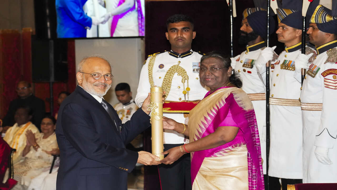 Padma Award : રાષ્ટ્રપતિ મુર્મૂએ વેંકૈયા નાયડુ, ડો. તેજસ પટેલ, મિથુન ચક્રવર્તી સહિતનાઓને પદ્મ પુરસ્કાર કર્યો અર્પણ