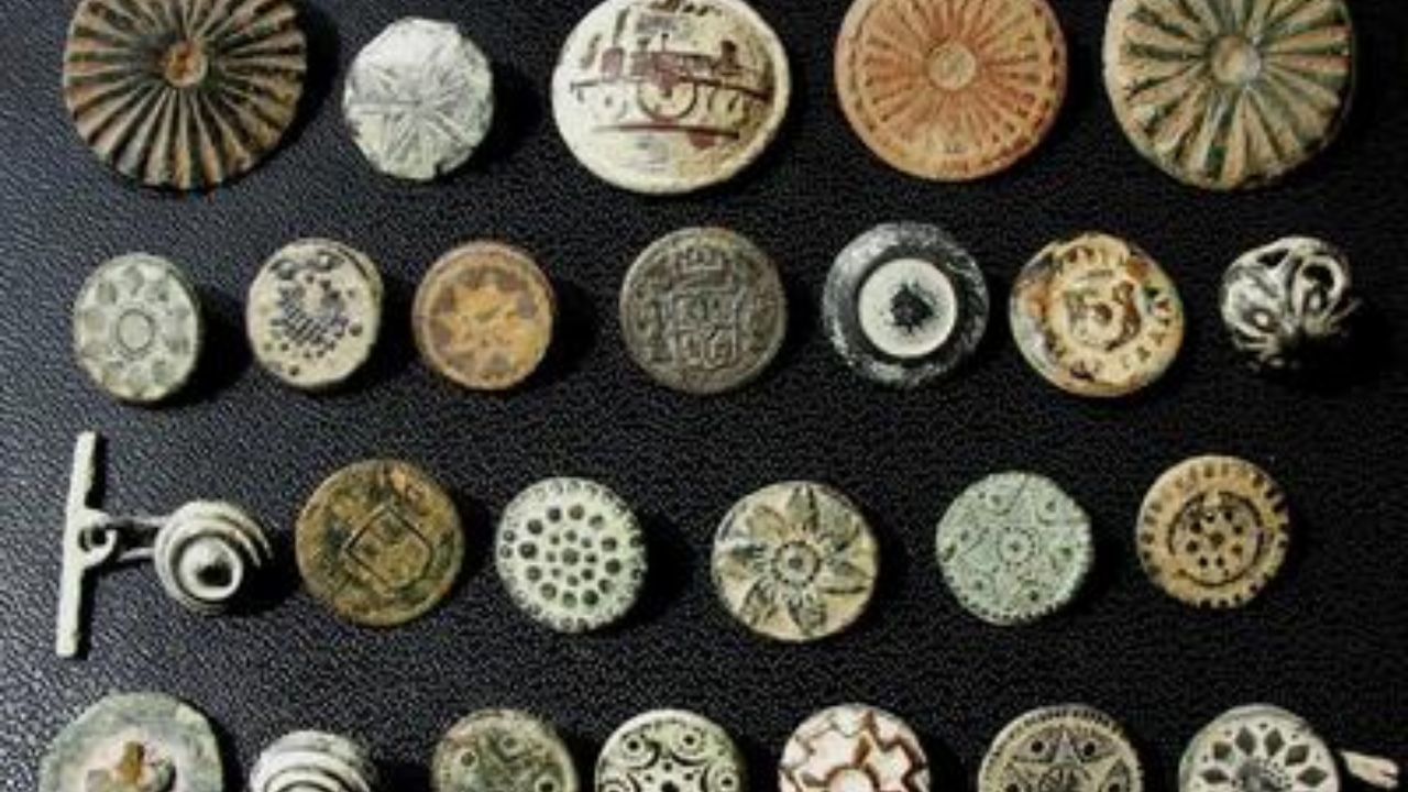 History of Button : સમગ્ર વિશ્વમાં દરેક વ્યક્તિ શર્ટ પહેરે છે. ભાગ્યે જ કોઈ શર્ટ હશે જેમાં બટન ન હોય. મોટા ભાગના વસ્ત્રો બટન વગર બનતા નથી. શર્ટમાં બટનો શા માટે છે તે અંગે ઘણા પ્રશ્નો ઉભા થાય છે. શા માટે તેઓ સામાન્ય રીતે ગોળાકાર હોય છે? તેઓ ક્યાં શોધાયા હતા? કયો દેશ સૌથી વધુ બટન બનાવે છે? આપણા માટે ગર્વની વાત તો એ છે કે તેની શોધ બીજે ક્યાંય નહીં પરંતુ આપણા જ દેશમાં અને ખ્રિસ્તના 2000 વર્ષ પહેલા થઈ હતી.
