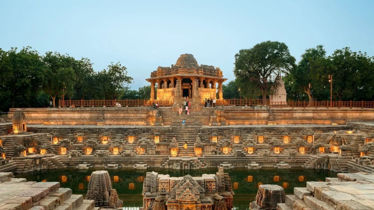 જામનગરથી મહેસાણા પહોંચવા માટે તમારે પોરબંદરથી આવતી ટ્રેનમાં સફર કરવી પડશે.આ ટ્રેન ગુરુવારે અને શુક્રવારે ચાલે છે. પોરબંદરથી 19:35 એ ઉપડે છે અને જામનગર 22:07 એ પહોંચાડે છે ત્યાર પછી રાજકોટ પહોંચવાનો સમય 23:50 નો છે. આ ટ્રેન વિરમગામથી સીધી મહેસાણા 04:30 પહોંચાડે છે.
