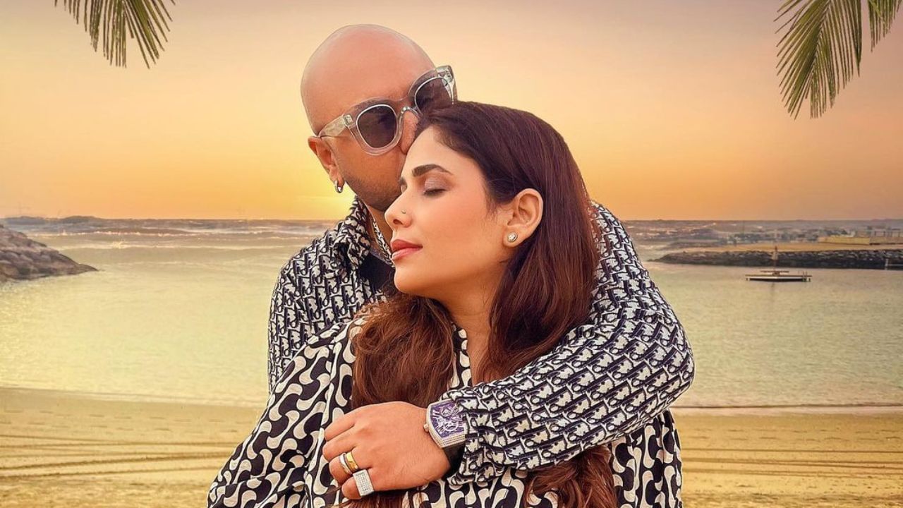 બી પ્રાકની પ્રોફેશનલ લાઈફ વિશે વાત કરીએ કે પછી પર્સનલ લાઈફની એકદમ પરફેક્ટ છે. સિંગર પોતાની પ્રોફેશનલ લાઈફની સાથે- સાથે પરિવારને પણ ખુબ પ્રેમ કરે છે. સિંગર ખુબ કહે છે કે, ઘરમાં સમય પસાર કરવો ખુબ ગમે છે.