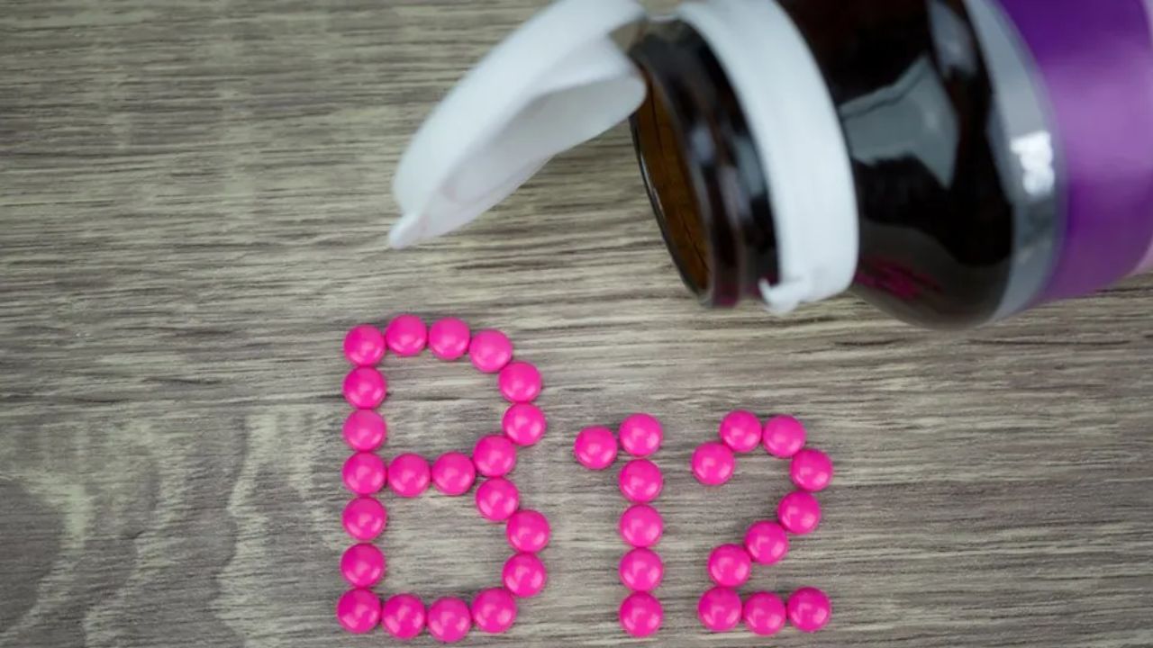 Vitamin B12 Supplements : વિટામિન B12 આપણા શરીર માટે ખૂબ જ જરૂરી છે. આ વિટામિન ઉર્જા ઉત્પાદન, ડીએનએ સંશ્લેષણ, સેન્ટ્રલ નર્વસ સિસ્ટમની કામગીરી અને લાલ રક્તકણો બનાવવા માટે જરૂરી છે. એટલું જ નહીં, વિટામિન B12 વાળ માટે જરૂરી માનવામાં આવે છે. નિષ્ણાતો કહે છે કે જેમ-જેમ લોકોની ઉંમર વધે છે તેમ તેમ ખોરાકમાંથી વિટામિન B12 શોષવાની ક્ષમતામાં ઘટાડો થવા લાગે છે.
