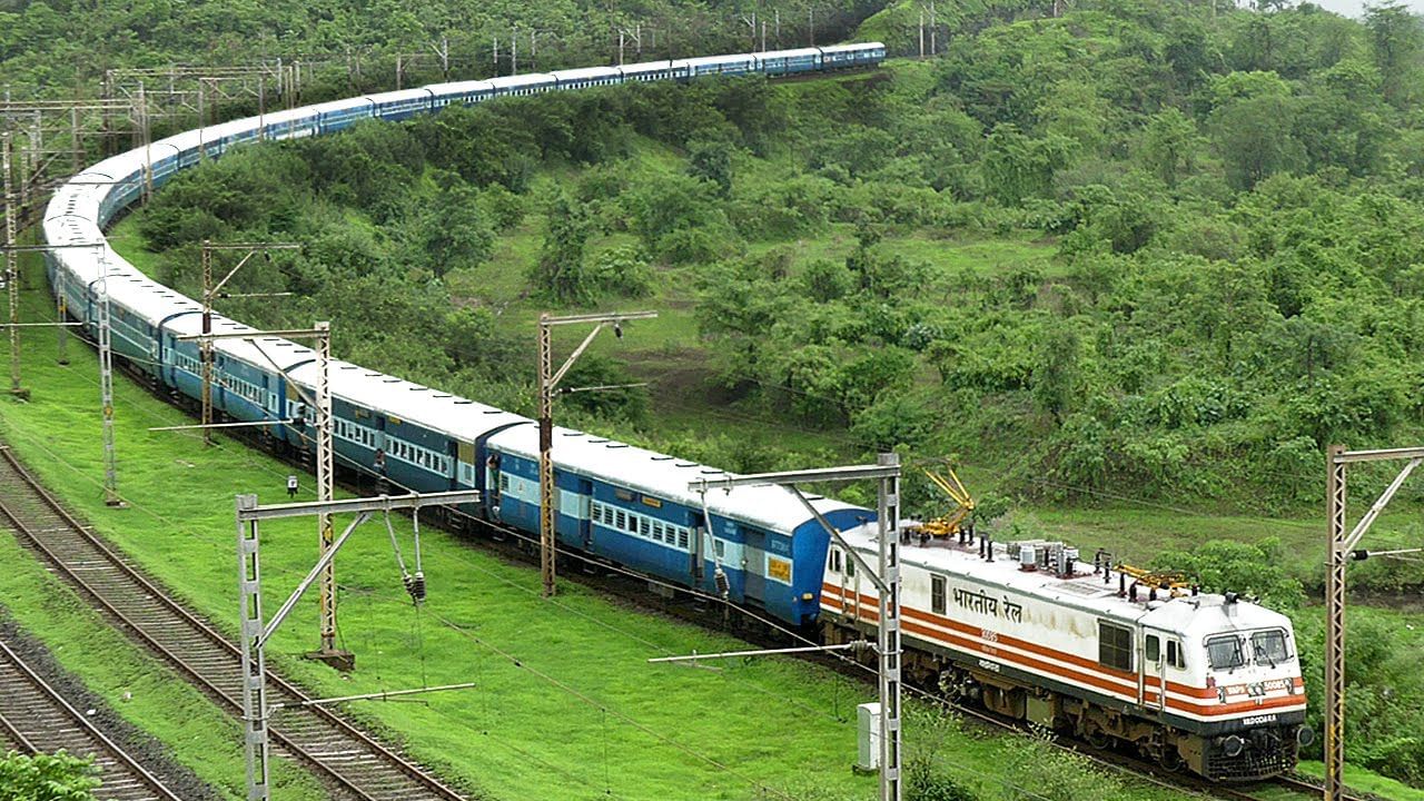 Bharat Gaurav Train : ભારતીય રેલવે એ વિશ્વનું ચોથું સૌથી મોટું રેલ નેટવર્ક છે અને તેનું નેટવર્ક સતત વિસ્તરી રહ્યું છે. હાલમાં ભારતીય રેલવેનું નેટવર્ક 68 હજાર કિલોમીટરથી વધુ છે અને 8 હજારથી વધુ રેલવે સ્ટેશનો છે.
