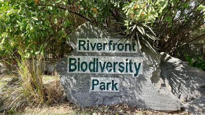 અમદાવાદ શહેરમાં રિવરફ્રન્ટ ફરવા માટેનું હોટસ્પોટ મનાય છે. રિવરફ્રન્ટ ઉપર ફૂડ કોર્ટ, રિવરફ્રન્ટ ગાર્ડન, અટલબિજ જેવા ફરવા લાયક સ્થળો આવેલા છે. બહુ ઓછા લોકોને ખબર હશે કે ચંદ્રનગર બ્રિજની નીચે એક બાયોડાયવર્સિટી પાર્ક આવેલો છે.