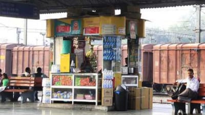 Railway Station Shops : ભારતીય રેલવે દરરોજ 13 હજારથી વધુ પેસેન્જર ટ્રેનો ચલાવી રહી છે. દેશમાં લગભગ 7,349 રેલવે સ્ટેશન છે, જેમાં દરરોજ 2 કરોડથી વધુ મુસાફરો મુસાફરી કરે છે. આવી સ્થિતિમાં તમે દરરોજ આ સ્ટેશનો પર આવતા હજારો મુસાફરો પાસેથી લાખો કમાઈ શકો છો.
