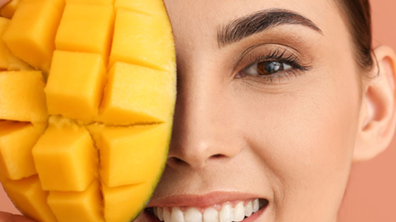 Face scrub: Use mango peel as a scrub to remove impurities from the skin. Vitamin C present in mango helps protect the skin from damage caused by UV rays and environmental pollution. It also does not irritate the skin. In such cases, instead of throwing away the mango peel, use it as a face scrub.
