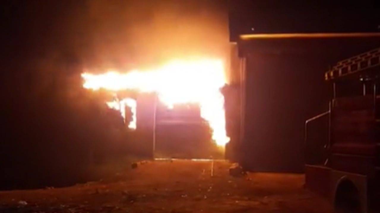 Rajkot : એક ફાયર બ્રિગેડ ખરાબ, બીજાનું પાણી પુરુ, ત્રીજાએ આવી ગેરેજમાં લાગેલી આગ પર મેળ્યો કાબૂ, જુઓ Video