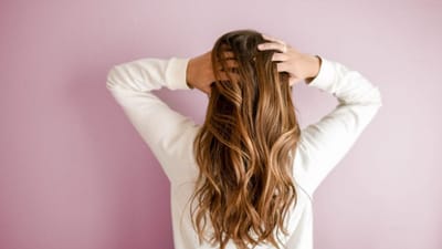 Summer Hair Damage : દરેક વ્યક્તિ ઈચ્છે છે કે તેના વાળ લાંબા અને ઘાટા થાય. કોઈપણ રીતે ગરમી અને ખરાબ લાઈફસ્ટાઈલના કારણે વાળ ખરવાની અને વાળને નુકસાન થવાની સમસ્યા વધી રહી છે. વાળની સુંદરતા વધારવા માટે લોકો વિવિધ પ્રકારના ઉપાયો અપનાવે છે. તમને જણાવી દઈએ કે પ્રદૂષણ, વાળની સંભાળને લગતી ભૂલો, ખોરાકમાં પોષણની ઉણપ અને હોર્મોનલ બદલાવને કારણે વાળ નિર્જીવ થઈ જાય છે.