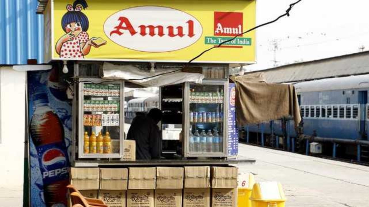 સમયાંતરે બહાર પાડે છે ટેન્ડર : આજના સમયમાં મુસાફરોને રેલવે સ્ટેશનો પર પણ એરપોર્ટ જેવી સુવિધા મળી રહી છે. સ્વચ્છ વેઈટિંગ એરિયા થી લઈને હાઈ-ટેક કાફે અને રેસ્ટોરન્ટ સુધી બધું જ છે. આવી સ્થિતિમાં રેલવે સ્ટેશનો પર દુકાનો ખોલવા માટે સમયાંતરે ટેન્ડર બહાર પાડે છે. આ ટેન્ડર મેળવીને તમે રેલવે સ્ટેશન પર તમારી મનપસંદ દુકાન સરળતાથી ખોલી શકો છો.
